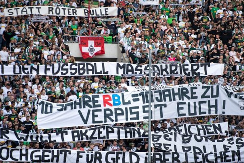 Gladbacher Fans halten vor der Partie gegen RB Leipzig diffamierende Banner in die Höhe.