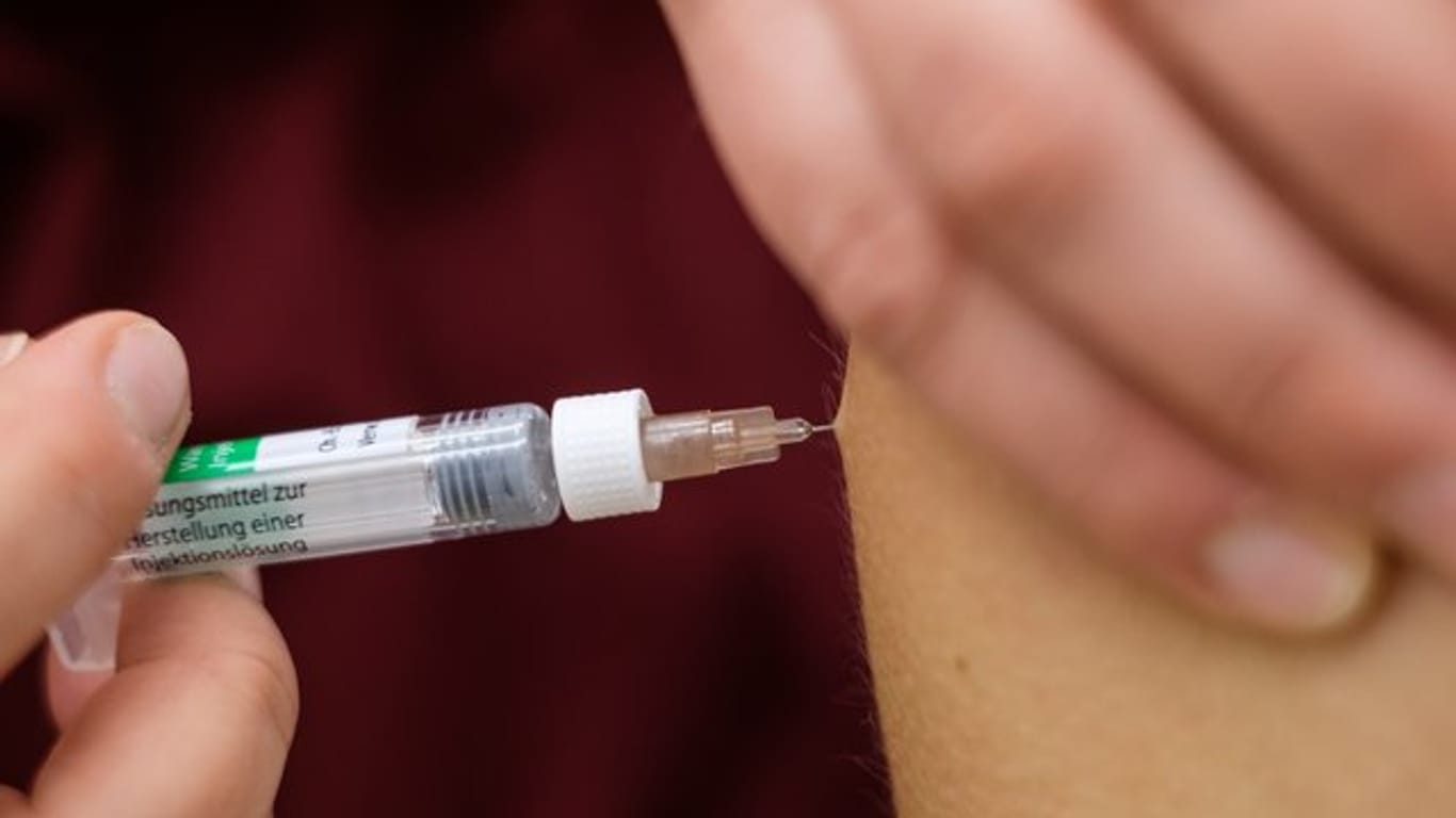 Impfung: Bei einer hohen Impfquote kann sich ein Erreger schwerer in der Bevölkerung verbreiten.