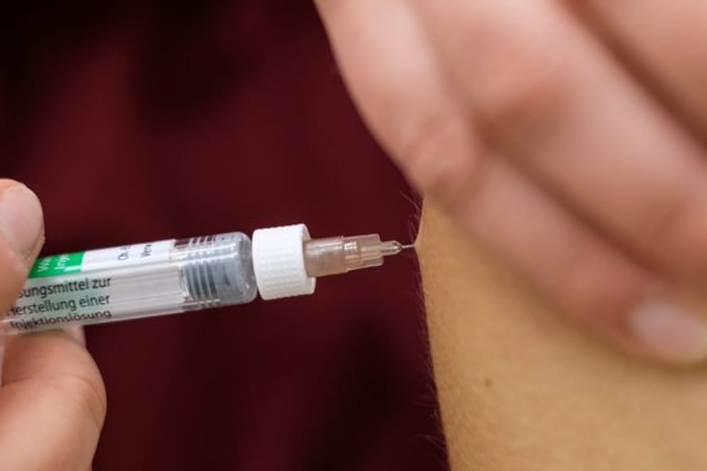 Impfung: Bei einer hohen Impfquote kann sich ein Erreger schwerer in der Bevölkerung verbreiten.