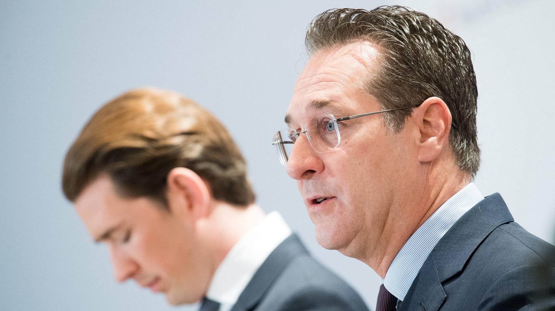 Sebastian Kurz (l.) und Heinz-Christian Strache: Nach Diskussionen über ein rassistisches Gedicht ist der Autor als Vizebürgermeisters von Braunau in Österreich zurückgetreten.