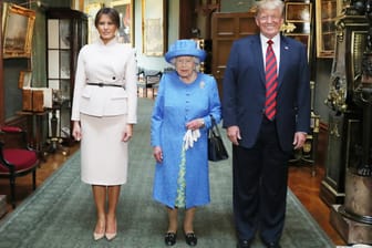 First Lady Melania Trump (l.), Königin Elisabeth II. und US-Präsident Donald Trump im Juli: Vom 3. bis 5. Juni kommen die Trumps wieder nach Großbritannien.