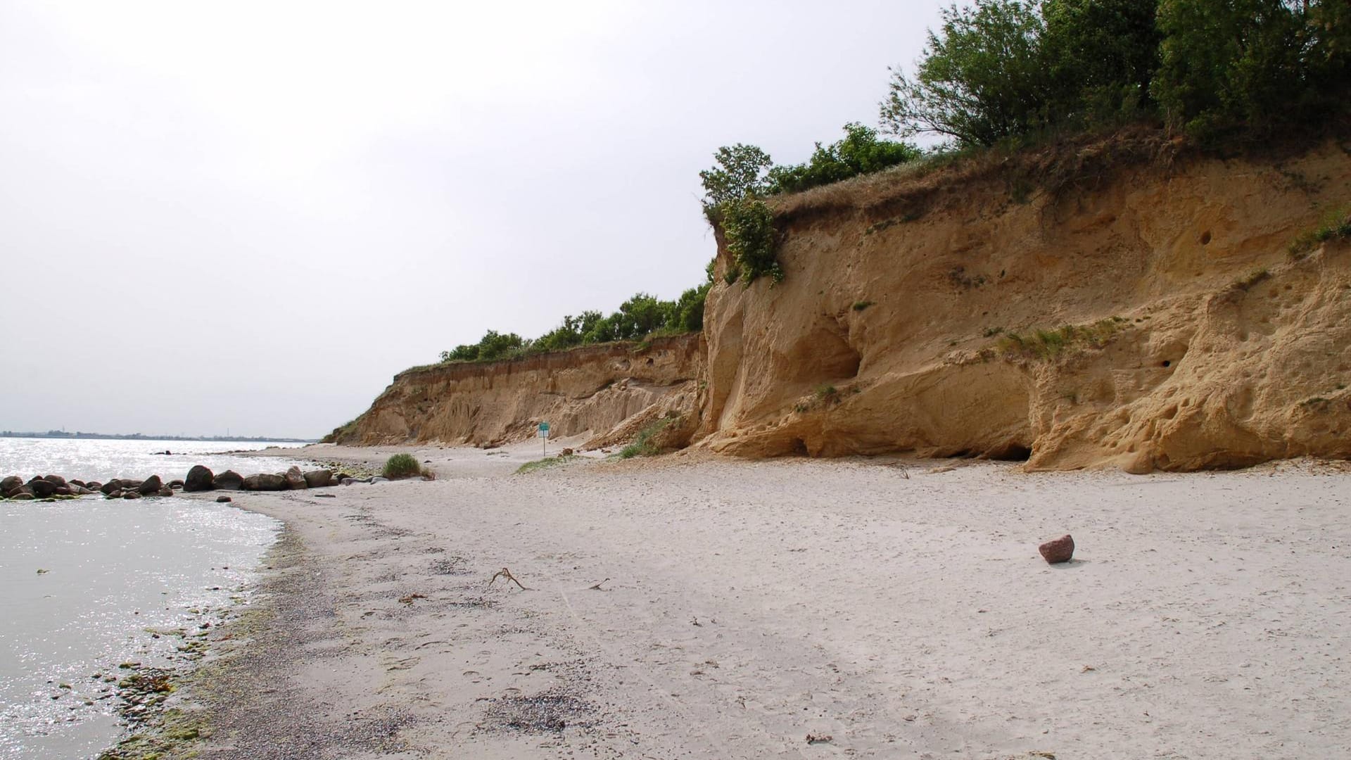 Fehmarn (Archivbild): Ein Neunjähriger hat sich bei einem Sturz von einem Steilufer auf der Insel in Schleswig-Holstein schwer verletzt.