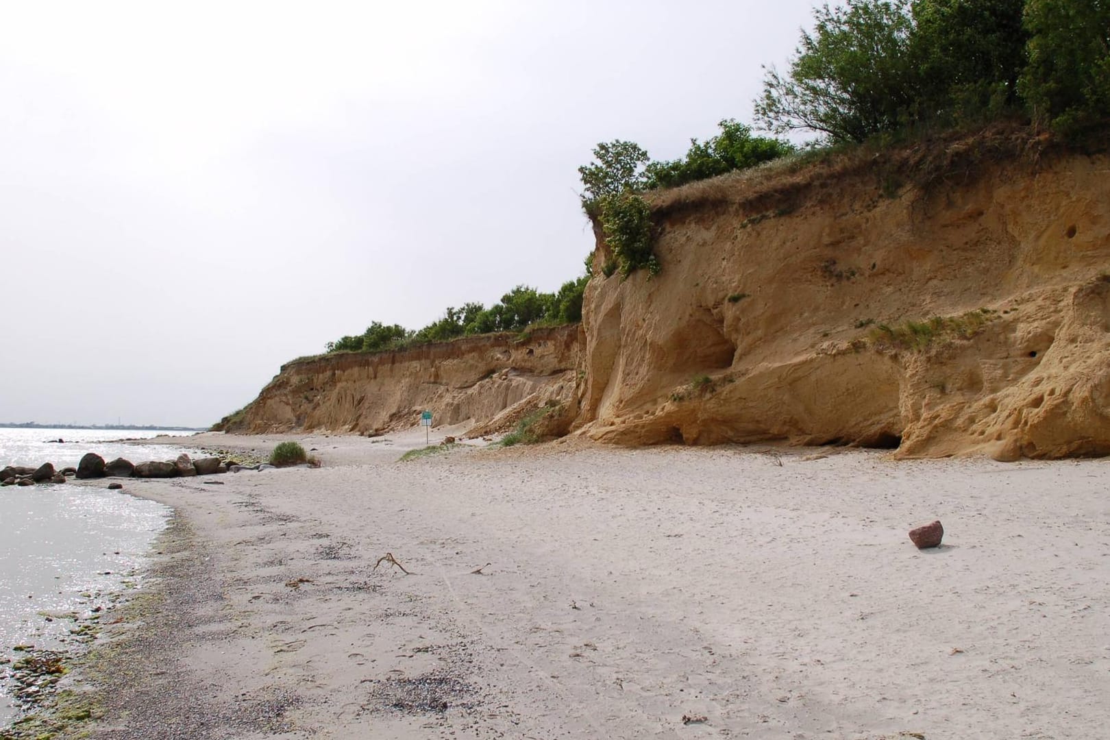 Fehmarn (Archivbild): Ein Neunjähriger hat sich bei einem Sturz von einem Steilufer auf der Insel in Schleswig-Holstein schwer verletzt.