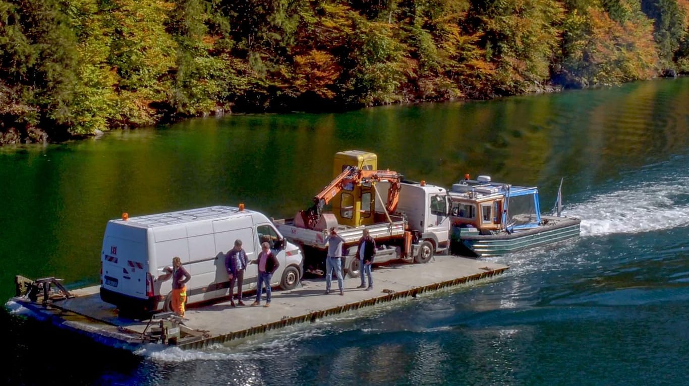 Ein Boot transportiert die abgebaute Telefonzelle über den Königssee.