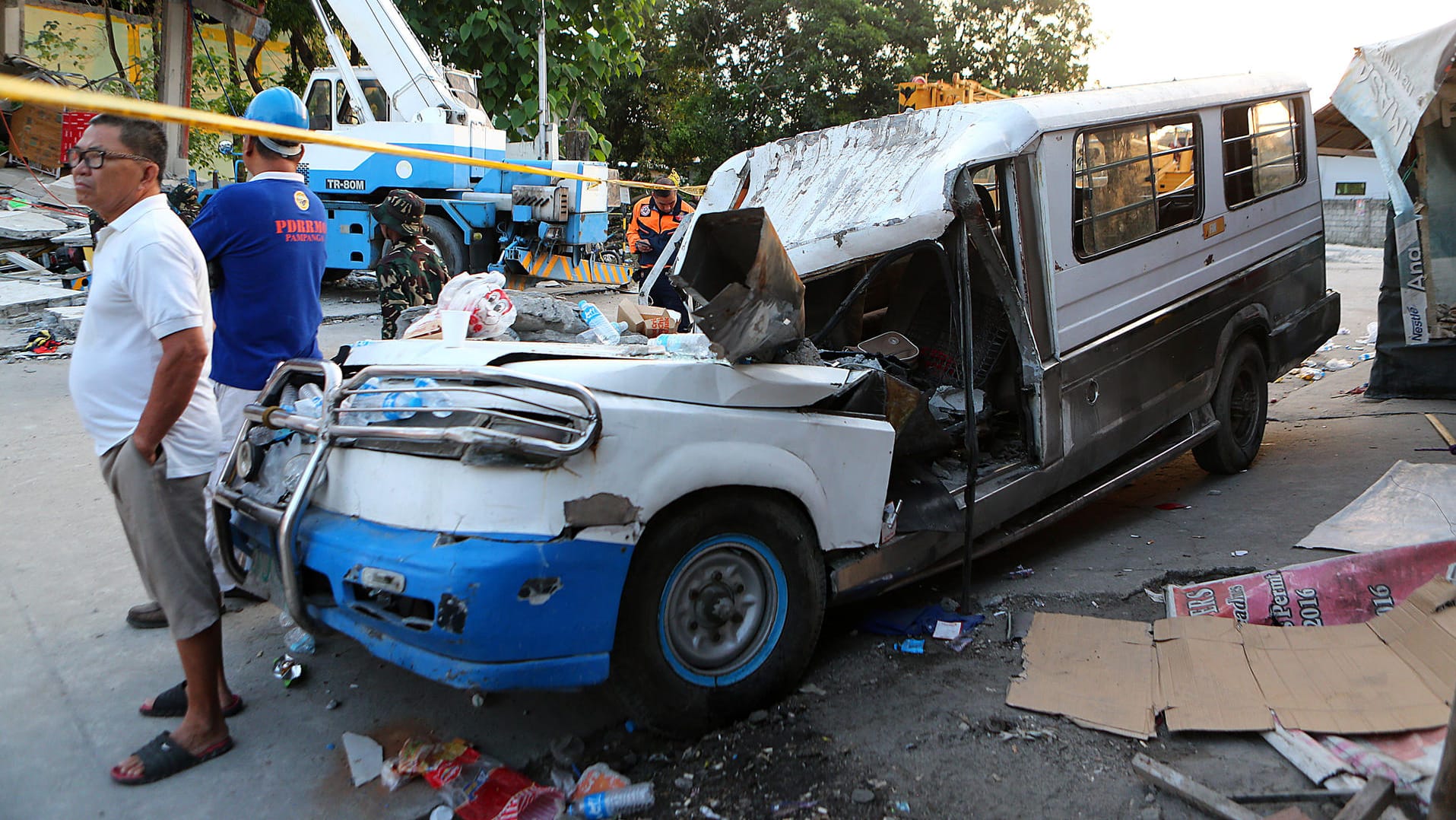 Philippinen, nur einen Tag zuvor: Ein Fahrzeug wird nach einem Erdbeben in der Provinz Pampanga zerstört. Philippinen, nur einen Tag zuvor: Ein Fahrzeug wird nach einem Erdbeben in der Provinz Pampanga zerstört.
