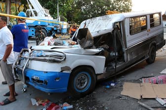 Philippinen, nur einen Tag zuvor: Ein Fahrzeug wird nach einem Erdbeben in der Provinz Pampanga zerstört.