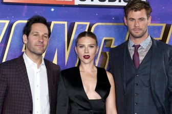 Rudd, Johansson und Hemsworth (v. li.) beim Presse-Termin in London.