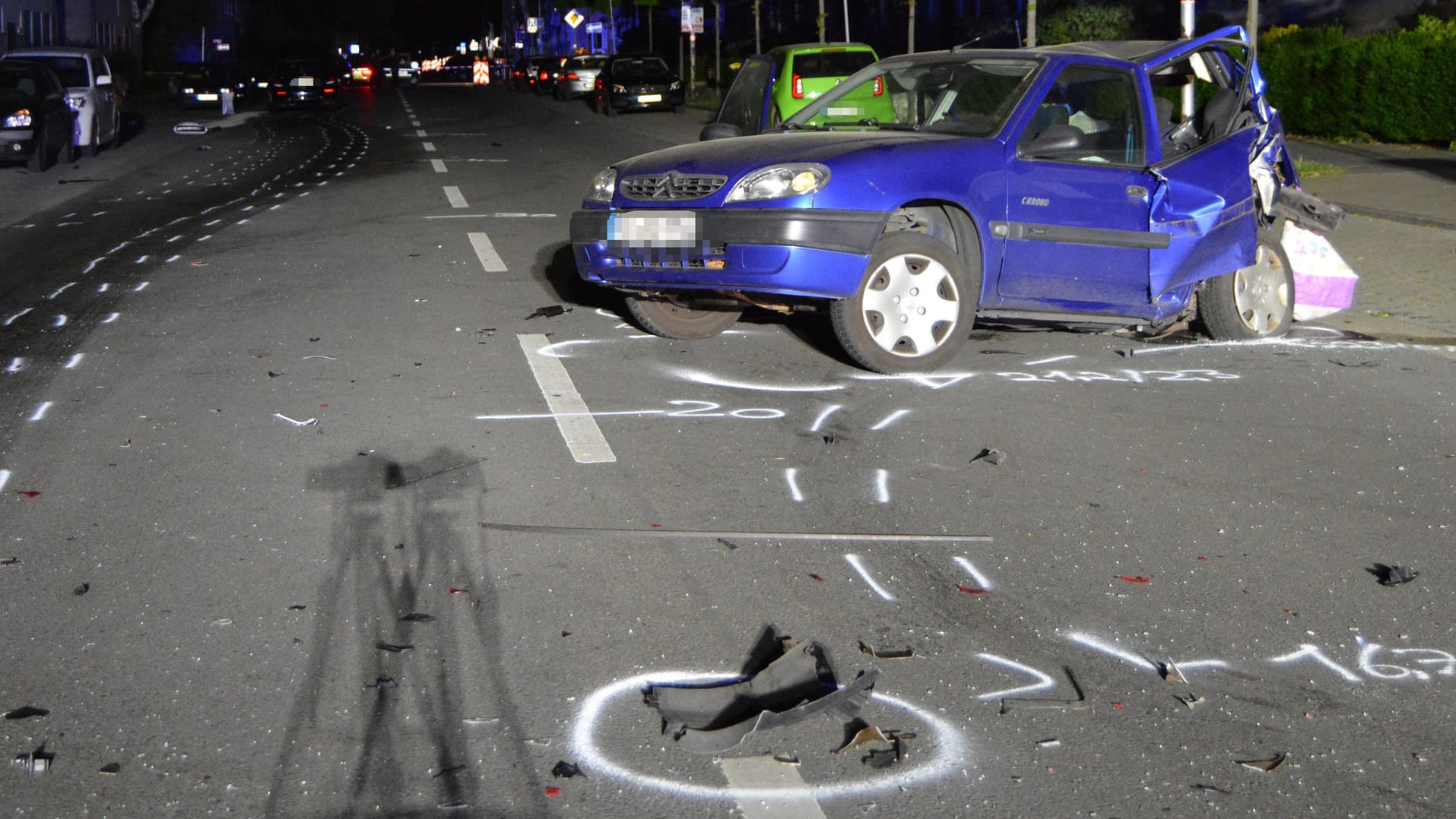 Nordrhein-Westfalen: Das Auto einer Unbeteiligten steht auf einer Straßenkreuzung.