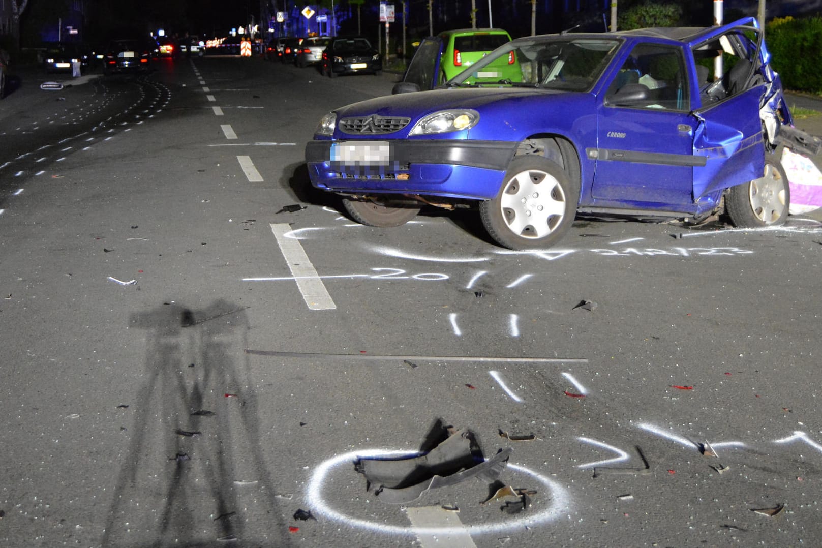 Nordrhein-Westfalen: Das Auto einer Unbeteiligten steht auf einer Straßenkreuzung.