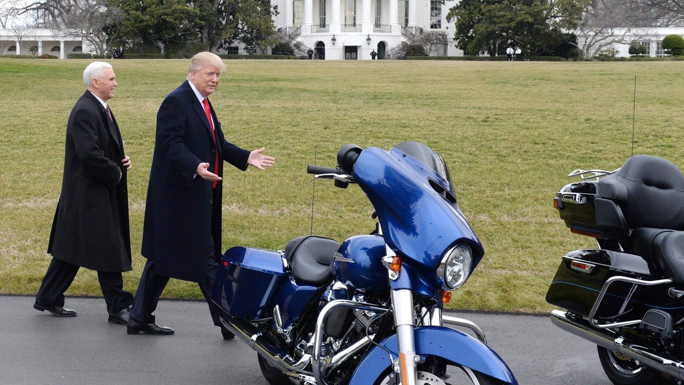 Donald Trump (r.) (Archivbild): Der Zollstreit mit der EU hat erneut die Bilanz des Motorradbauers Harley-Davidson belastet – das bringt den US-Präsidenten in Rage.