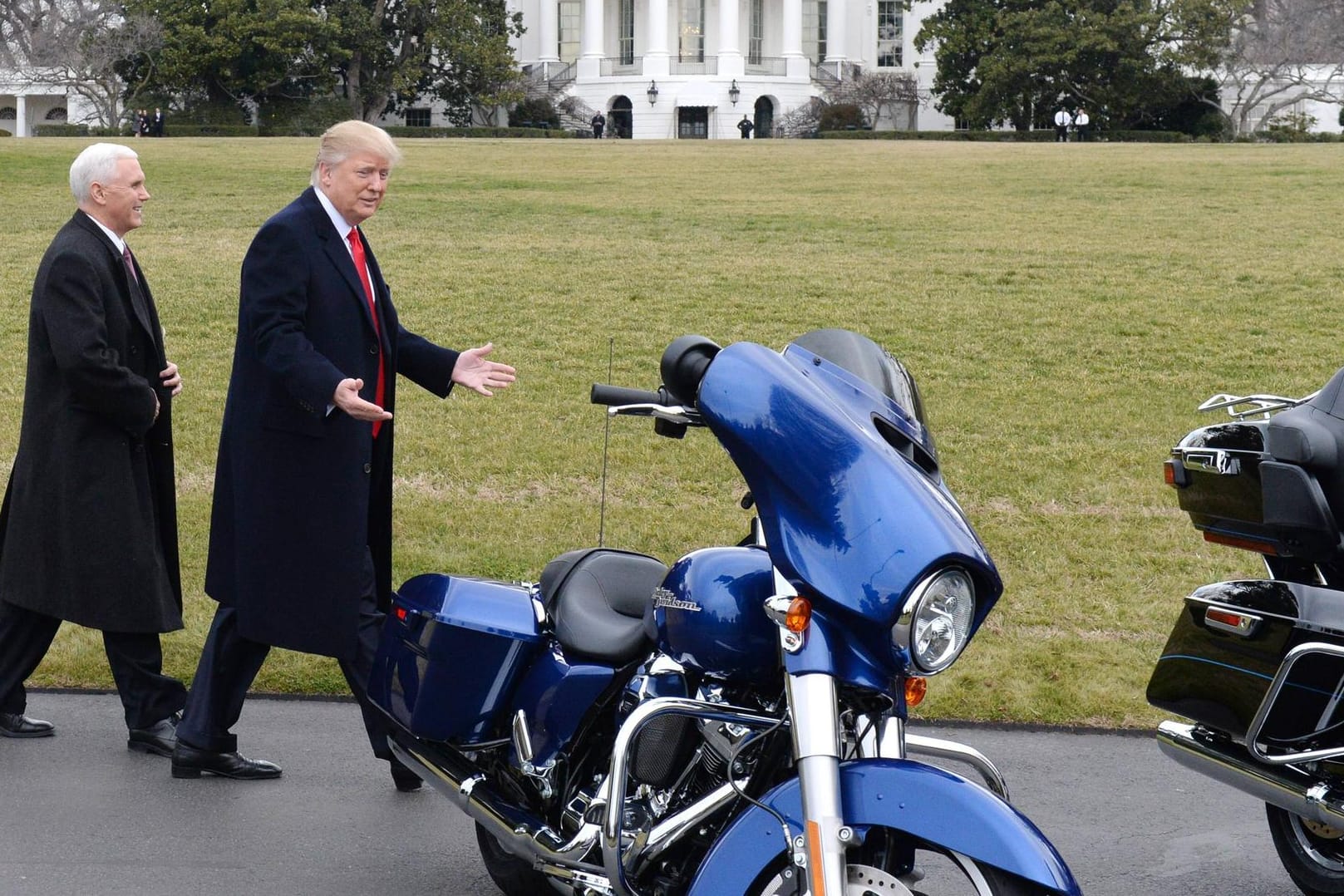 Donald Trump (r.) (Archivbild): Der Zollstreit mit der EU hat erneut die Bilanz des Motorradbauers Harley-Davidson belastet – das bringt den US-Präsidenten in Rage.