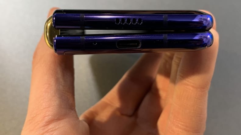 Das neue Samsung Galaxy Fold Smartphone: Das Scharnier macht Probleme - der Bildschirm geht an der Knickstelle offenbar schneller kaputt als gedacht.