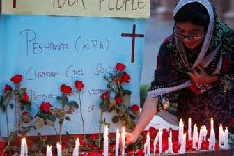 Kerzen für die Opfer des Terrors von Sri Lanka: In vielen Ländern wird mit den Hinterbliebenen getrauert.