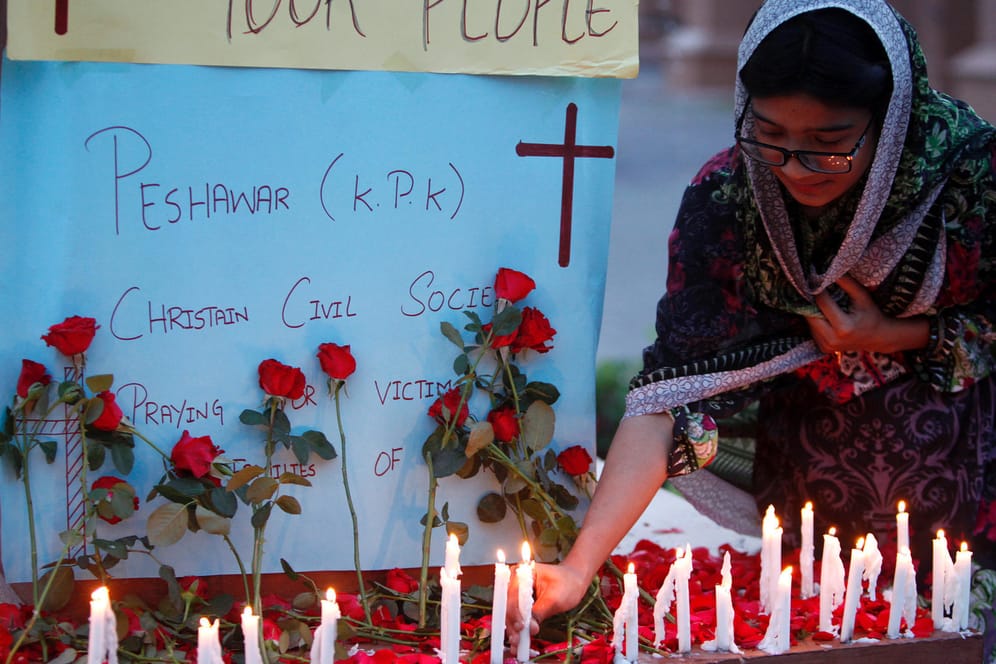 Kerzen für die Opfer des Terrors von Sri Lanka: In vielen Ländern wird mit den Hinterbliebenen getrauert.