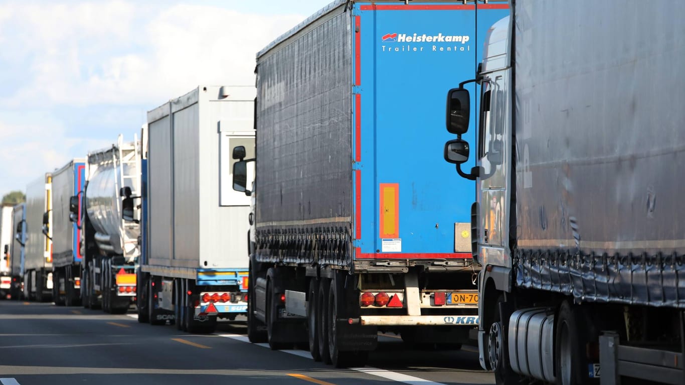 Lastwagenfahrer haben einen Radfahrer auf der Autobahn 23 in Schleswig-Holstein mit ihren Fahrzeugen abgeschirmt. (Symbolbild)