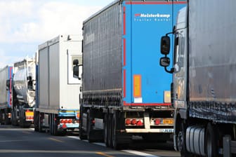 Lastwagenfahrer haben einen Radfahrer auf der Autobahn 23 in Schleswig-Holstein mit ihren Fahrzeugen abgeschirmt. (Symbolbild)