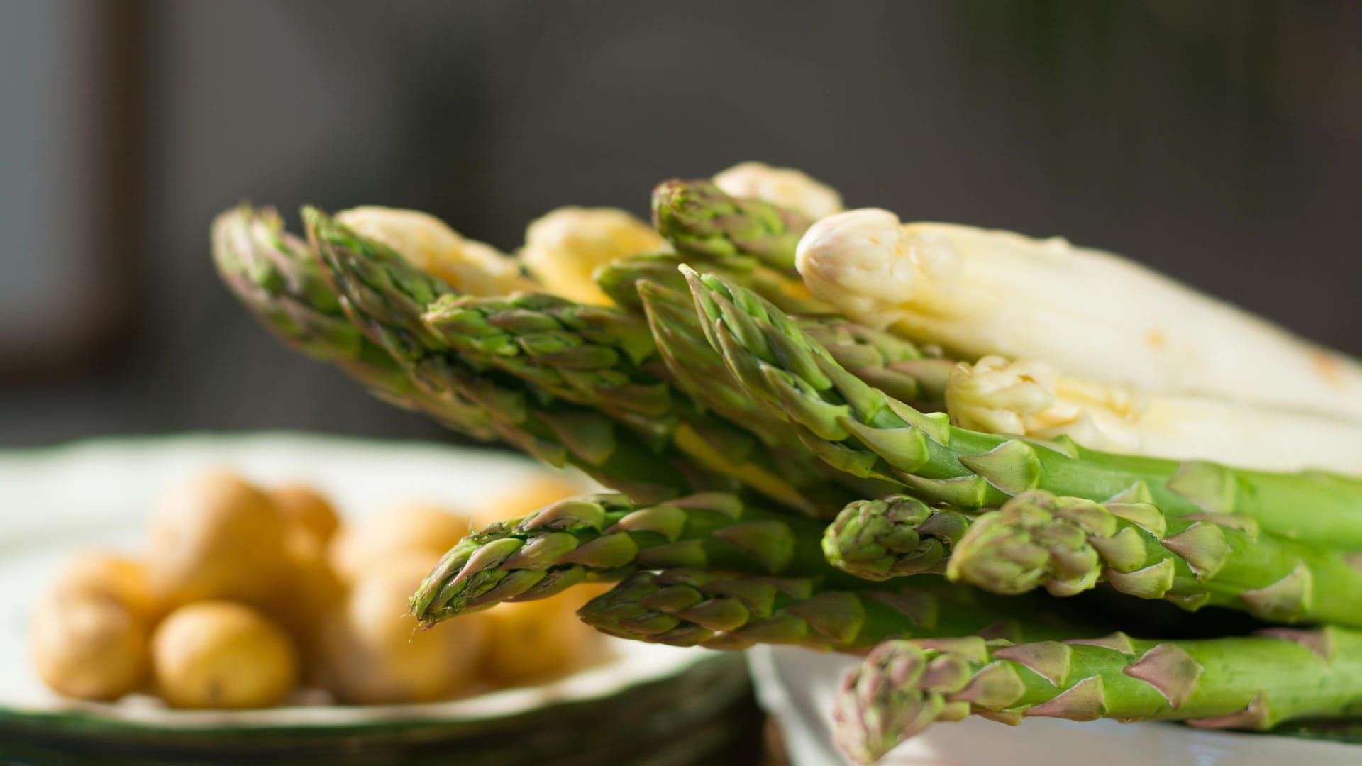 Grüner und weißer Spargel: Bereits geschälter Spargel sollte umgehend zubereitet werden.