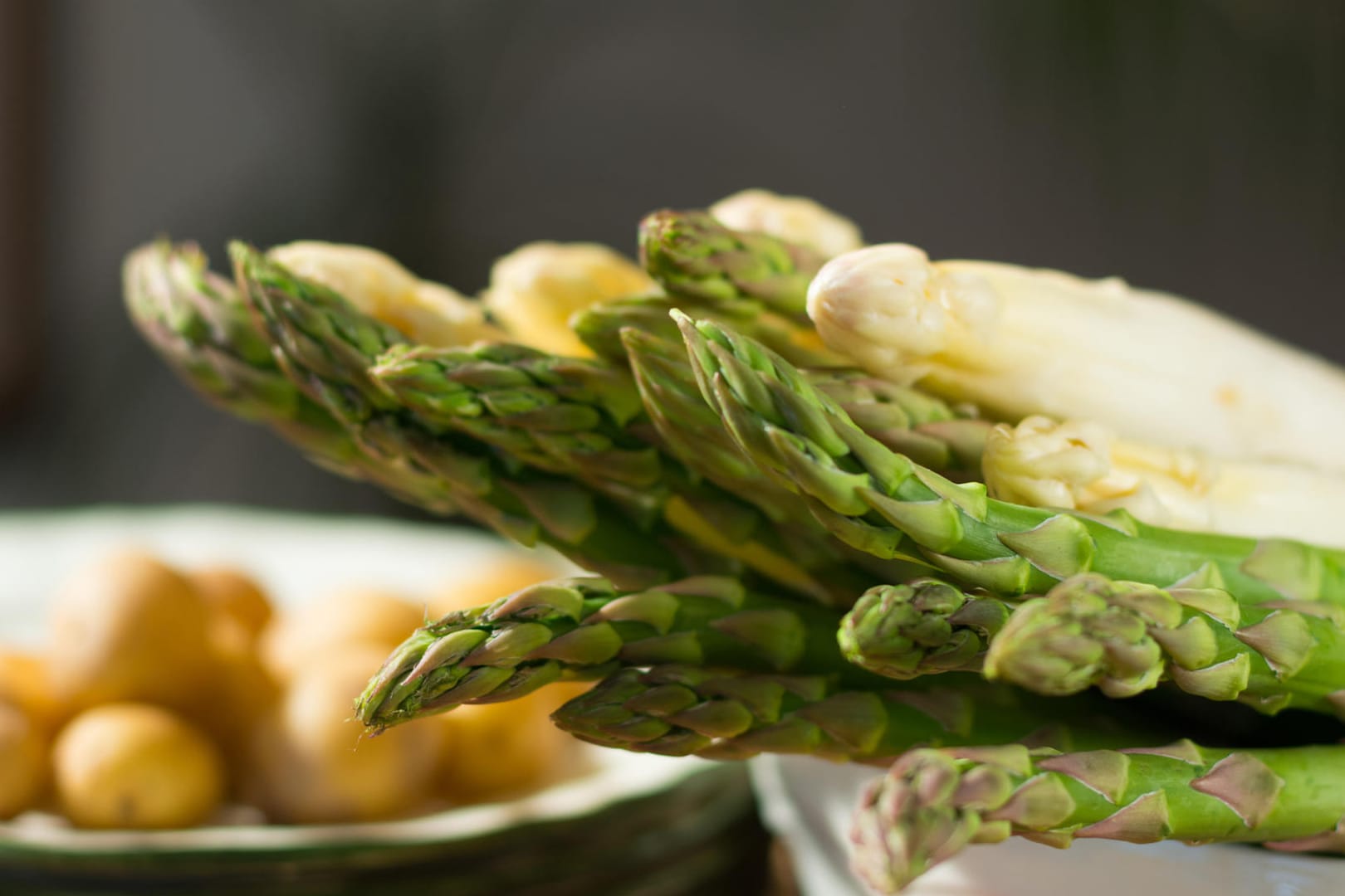 Grüner und weißer Spargel: Bereits geschälter Spargel sollte umgehend zubereitet werden.