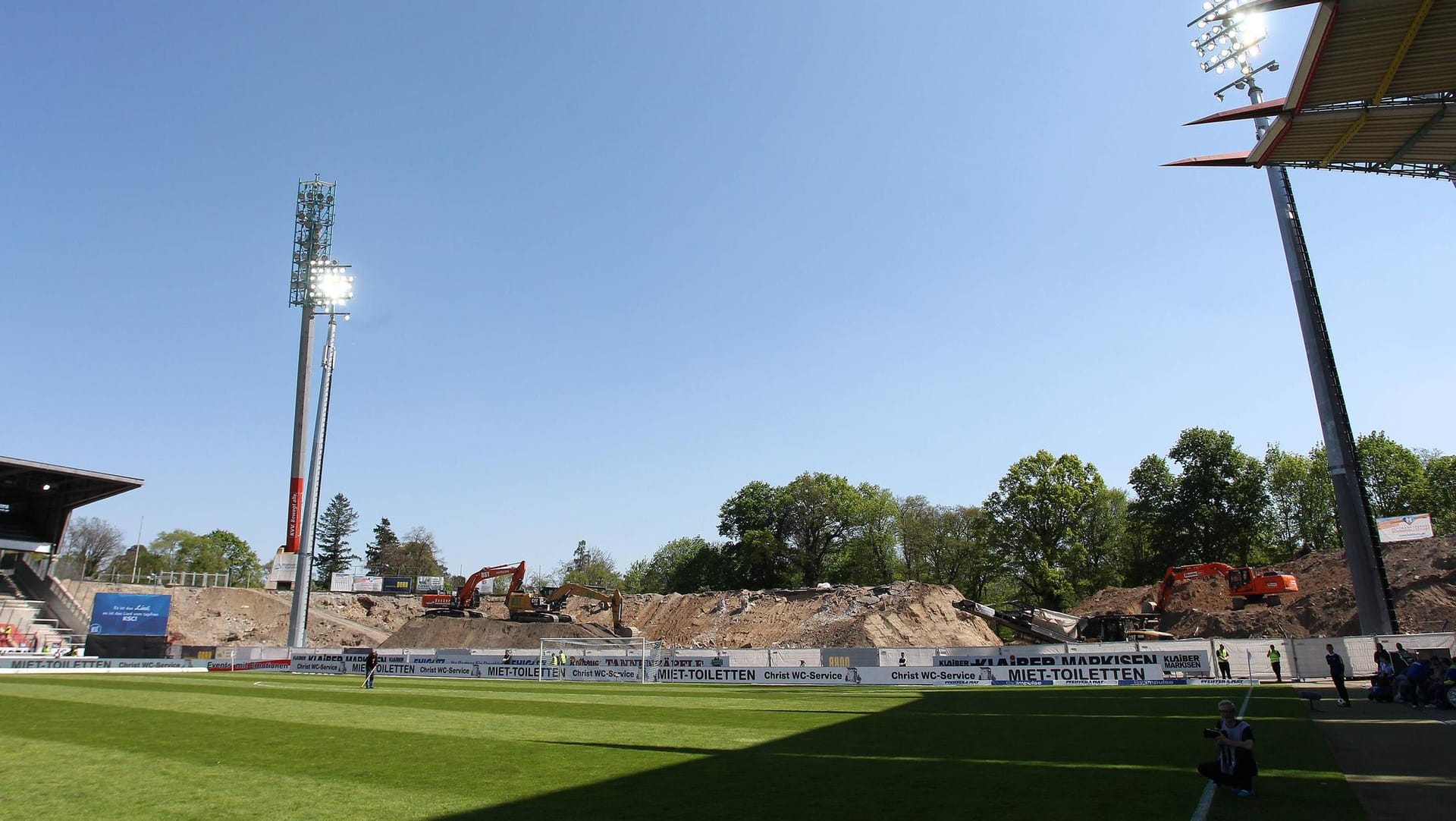 Baustelle Südtribüne: Hier soll bis zur kommenden Saison eine provisorische Tribüne errichtet werden – bislang ohne Dach.