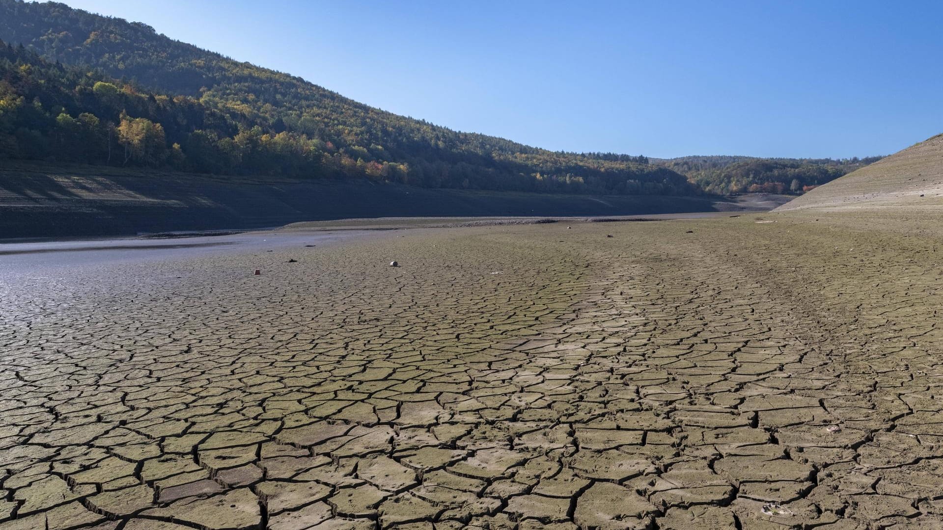 Trockenrisse im Boden wegen Trockenheit: Auch die Wasserspeicher unter der Erde sind weniger gefüllt.