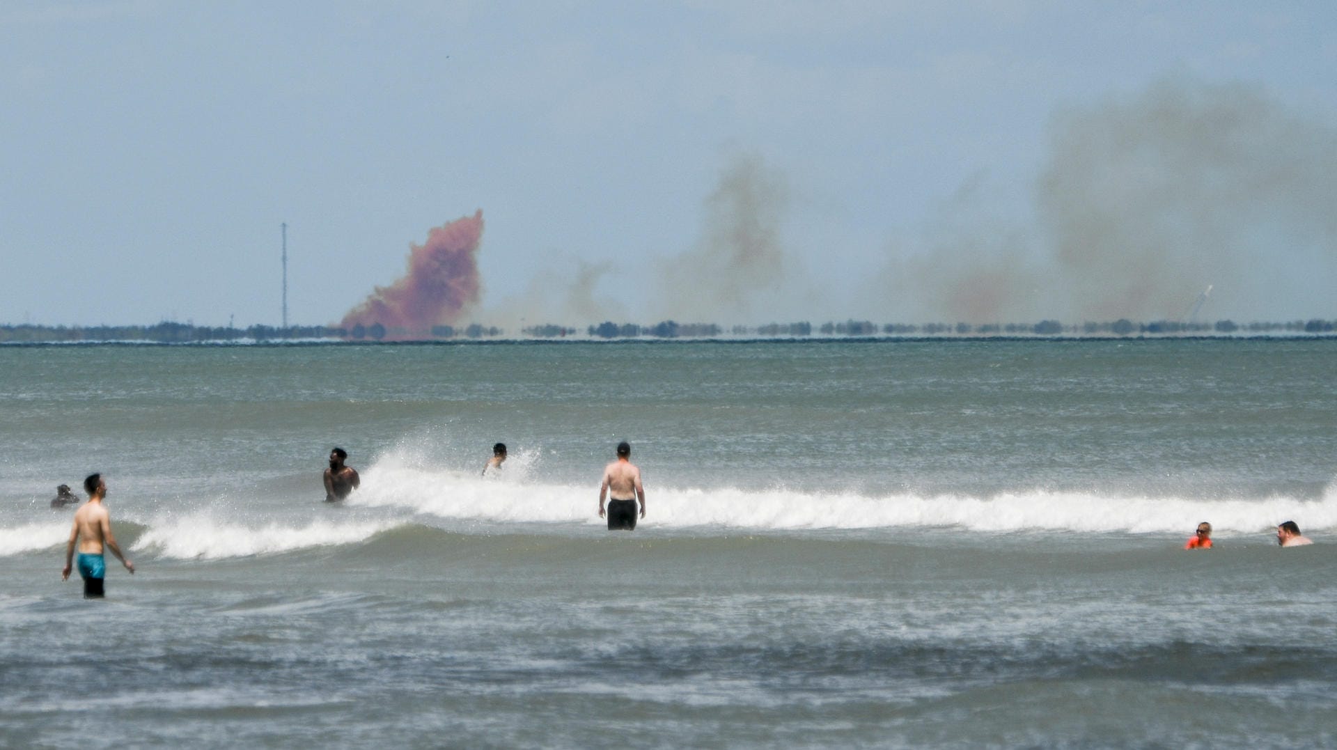 Rauchwolken über Cape Canaveral: Hier ist am Wochenende eine Raumkapsel explodiert. Verletzte gab es nicht.