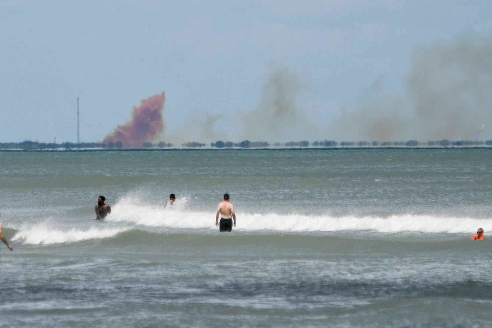 Rauchwolken über Cape Canaveral: Hier ist am Wochenende eine Raumkapsel explodiert. Verletzte gab es nicht.