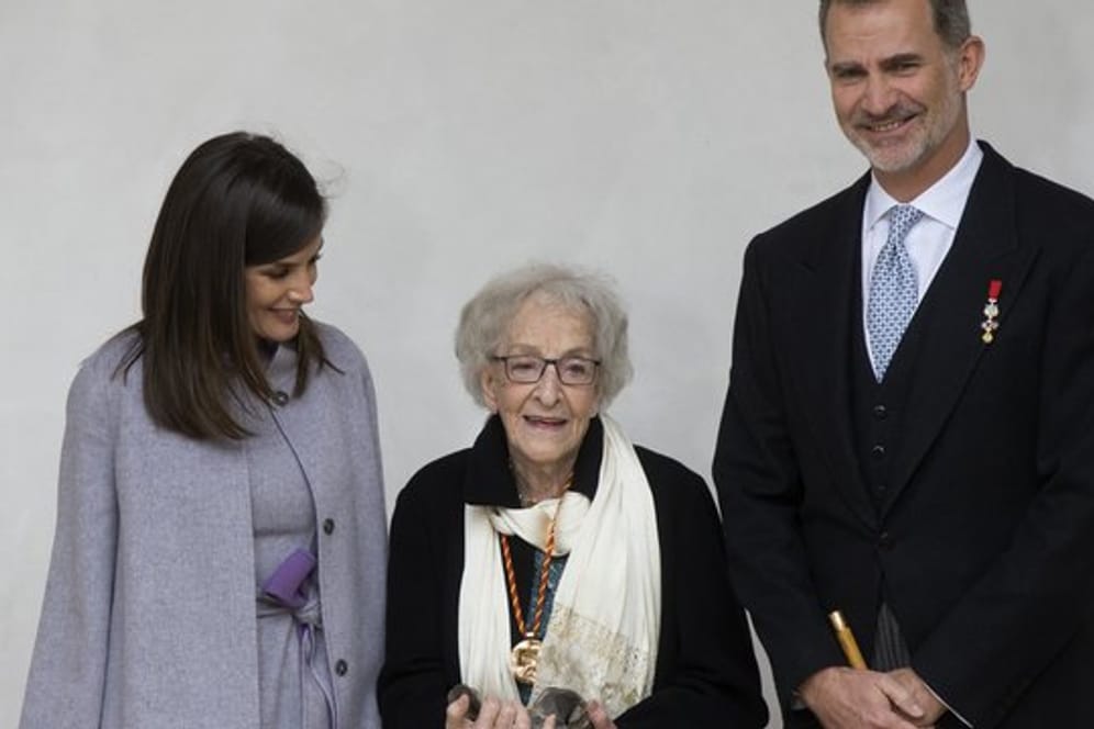 Cervantes-Preisträgerin Ida Vitale (m) mit König Felipe und Königin Letizia von Spanien nach einer Zeremonie.