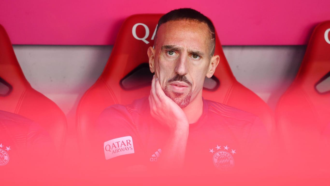 Angeschlagen: Im Pokal-Halbfinale wird Franck Ribéry nicht auf der Bank des FC Bayern Platz nehmen.
