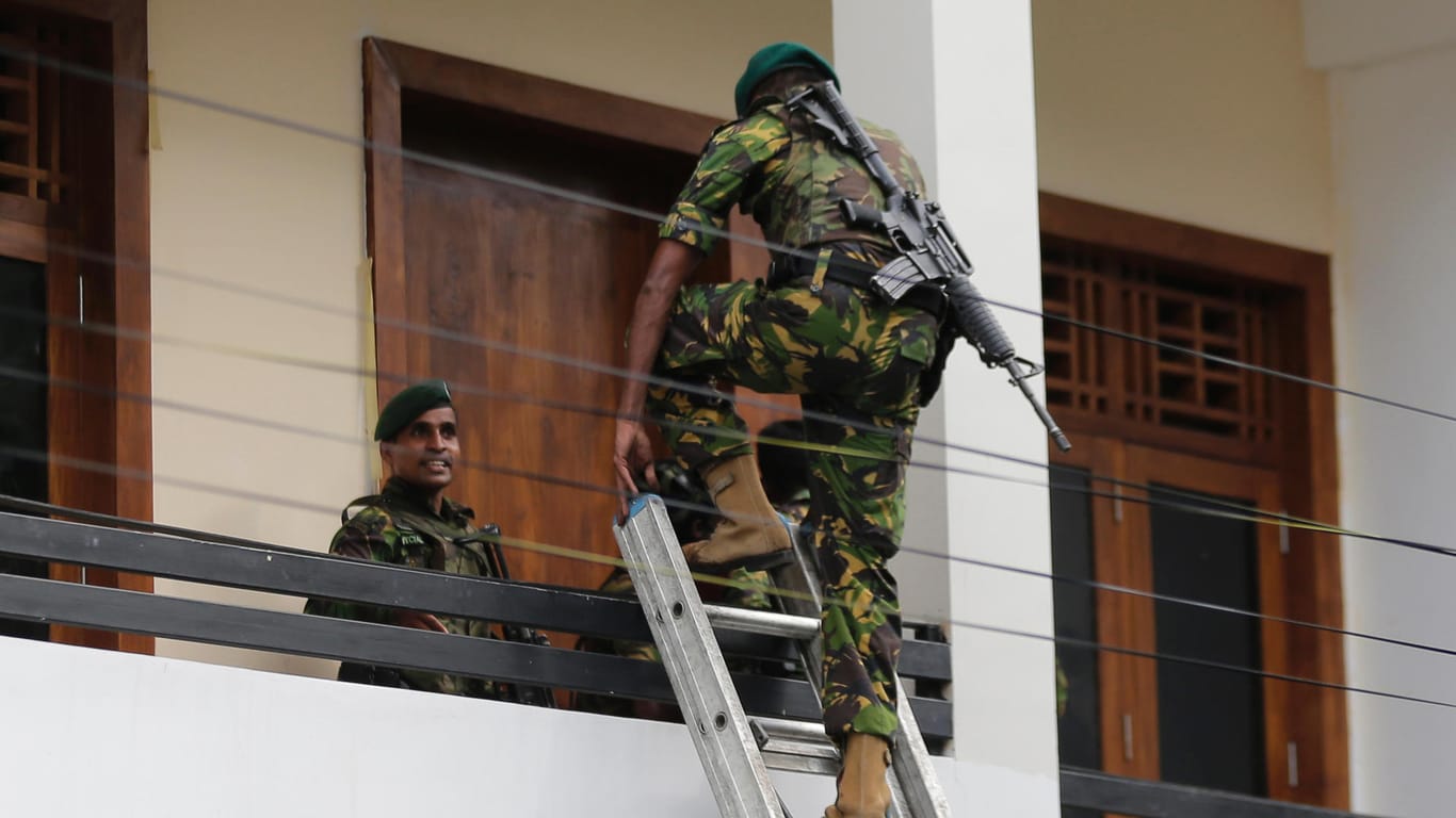 Colombo: Spezialkräfte der Polizei stürmen auf der Suche nach den Attentätern von Ostersonntag ein Haus.