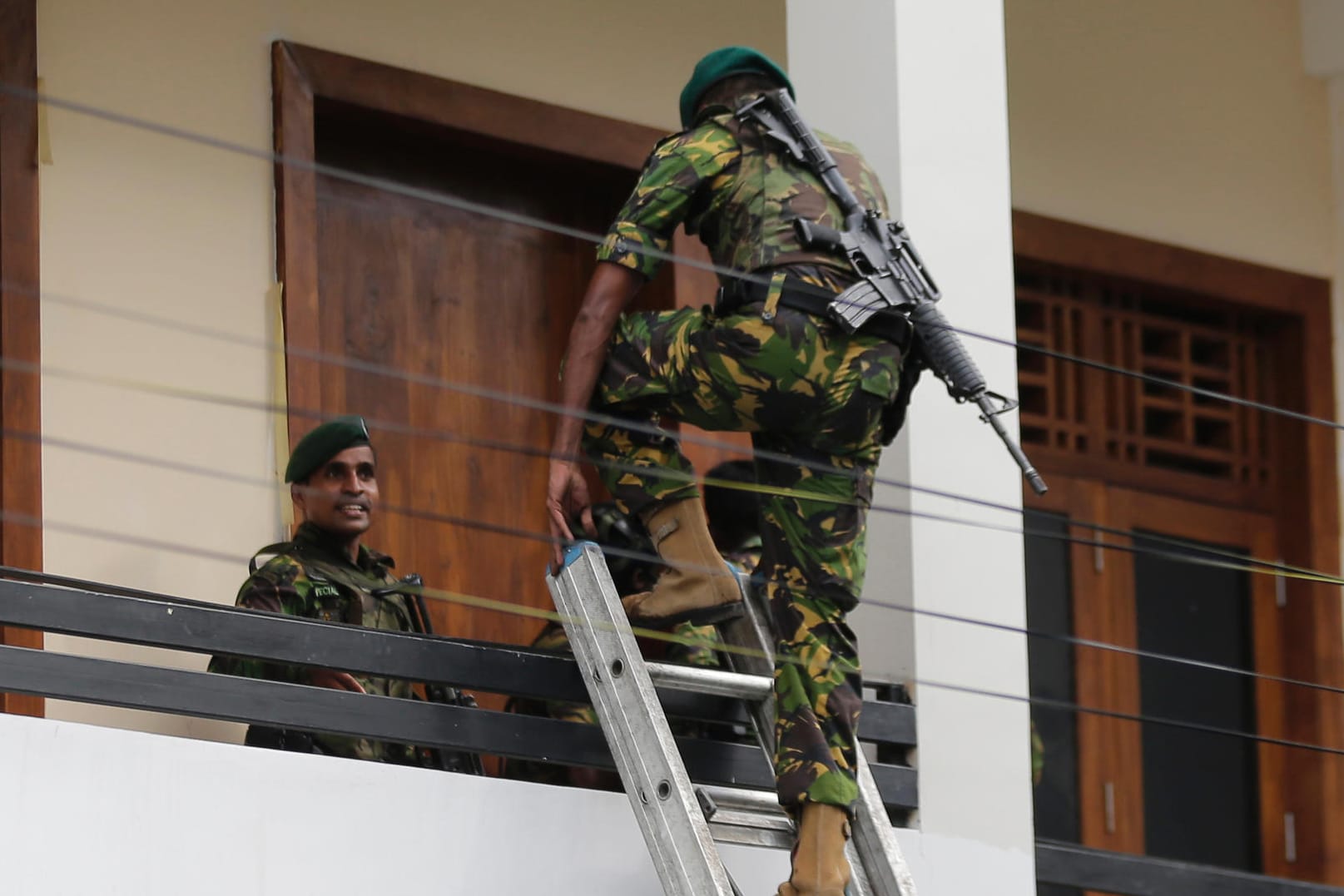 Colombo: Spezialkräfte der Polizei stürmen auf der Suche nach den Attentätern von Ostersonntag ein Haus.