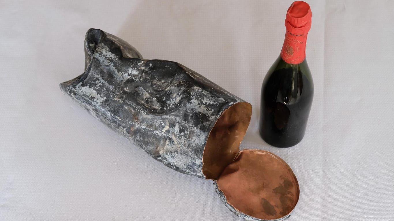 Die älteste Sektflasche der Rotkäppchen-Sektkellerei: Sie war jahrzehntelang in einer Zeitkapsel gelagert.