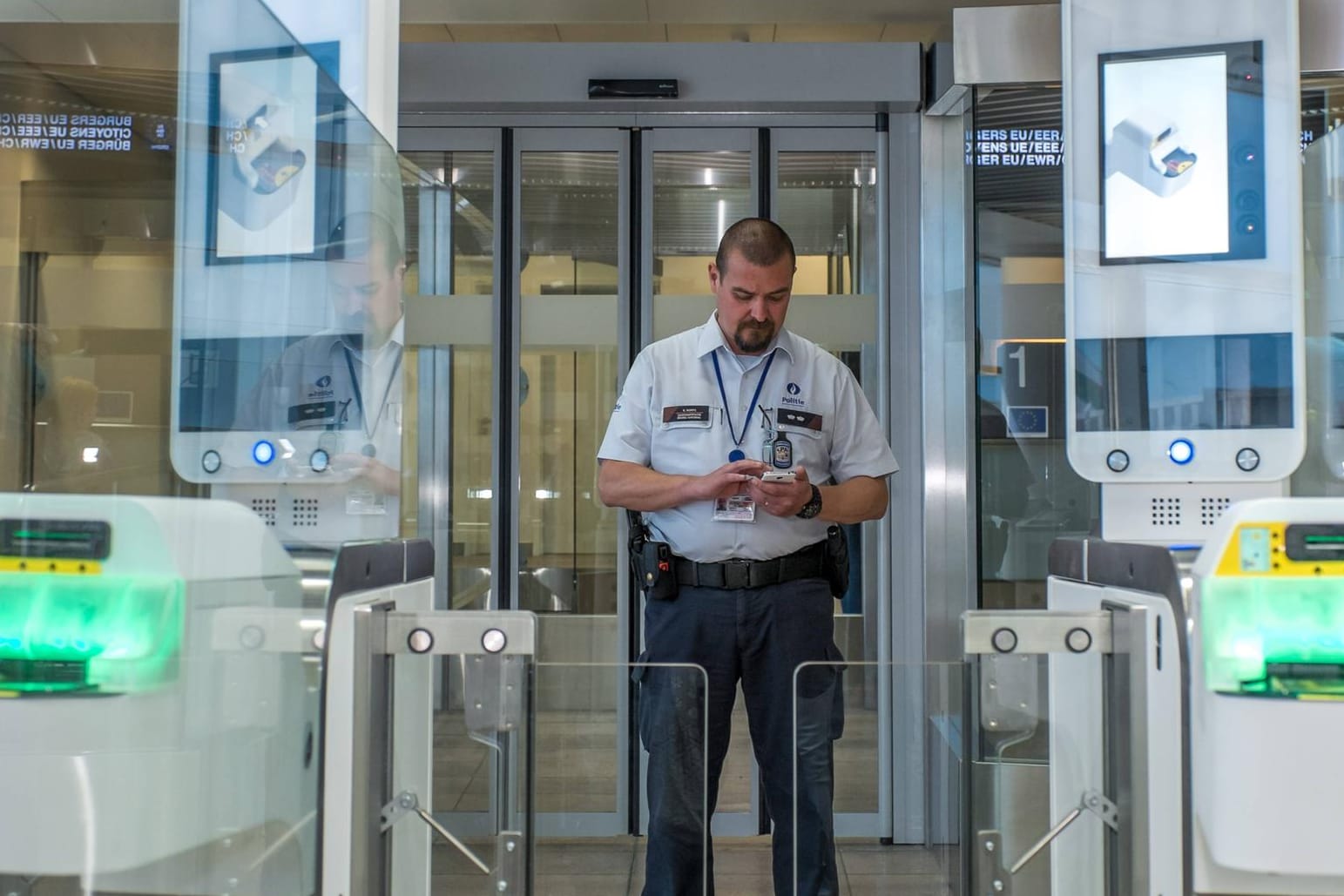 Eine automatisierte Passkontrollstation an Brüssels Flughafen: Die Bündelung biometrischer Daten soll Polizisten und Grenzsschützern die Arbeit erleichtern. Das EU-Parlament hat ein entsprechendes Gesetzespaket verabschiedet. (Symbolfoto)