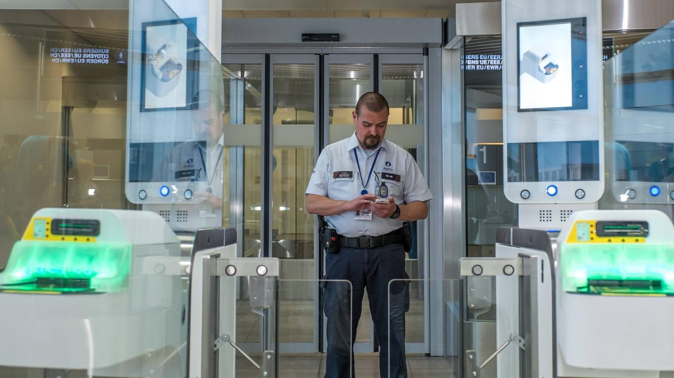 Eine automatisierte Passkontrollstation an Brüssels Flughafen: Die Bündelung biometrischer Daten soll Polizisten und Grenzsschützern die Arbeit erleichtern. Das EU-Parlament hat ein entsprechendes Gesetzespaket verabschiedet. (Symbolfoto)