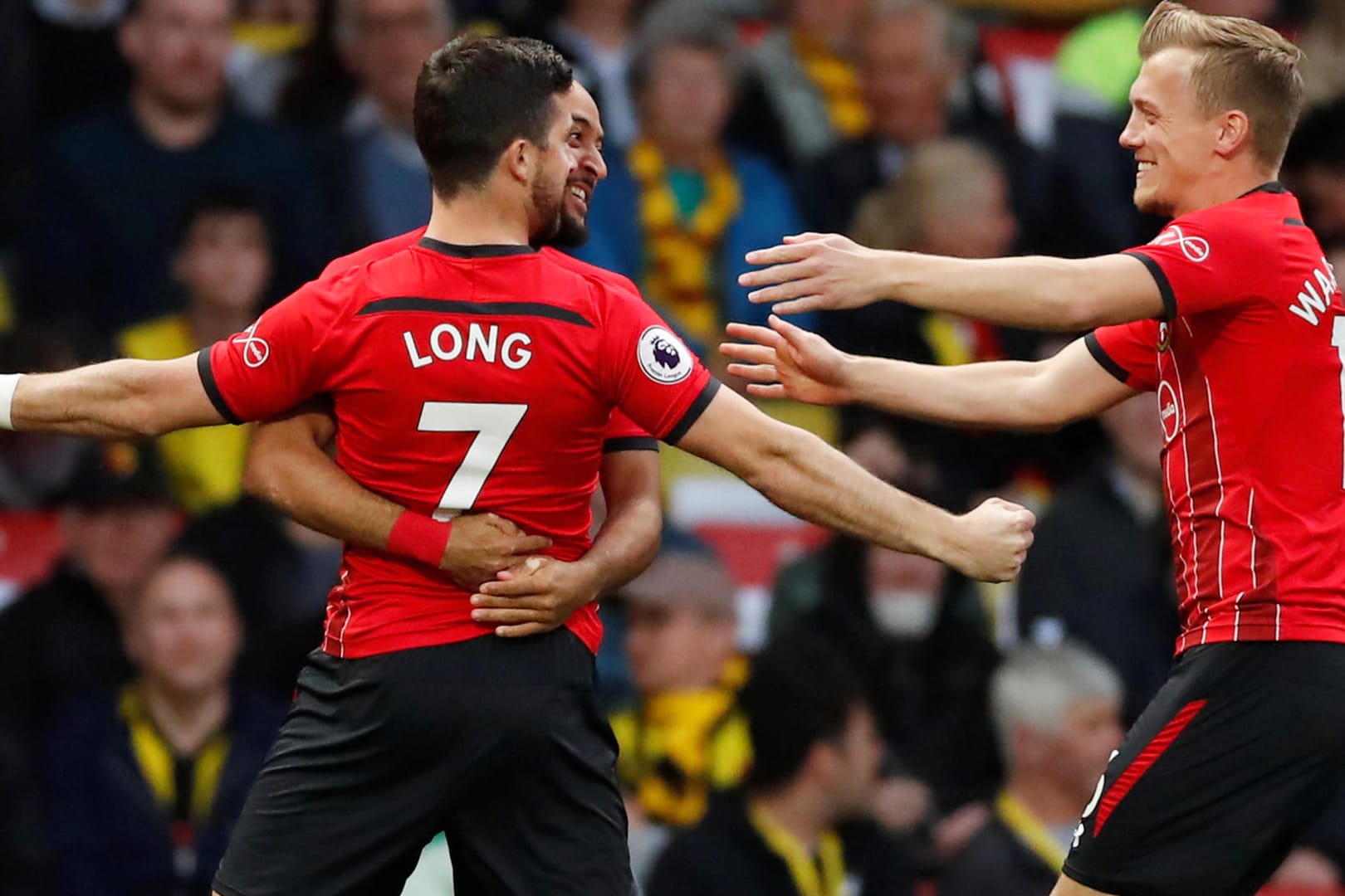 Die Mitspieler eilen zu Shane Long, der sich kurz zuvor einen Platz in den Geschichtsbüchern gesichert hatte.