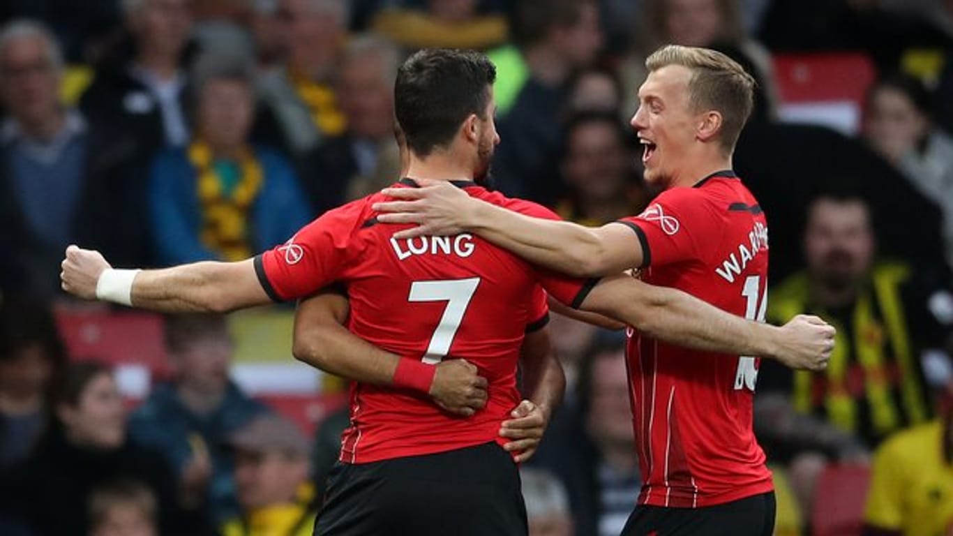 Southamptons Shane Long (l) feiert sein Rekordtor gegen Watford.
