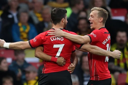 Southamptons Shane Long (l) feiert sein Rekordtor gegen Watford.