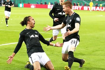 Leipzigs Yussuf Poulsen (l.) feiert seinen Treffer zum 1:0 mit Teamkollege Marcel Halstenberg.