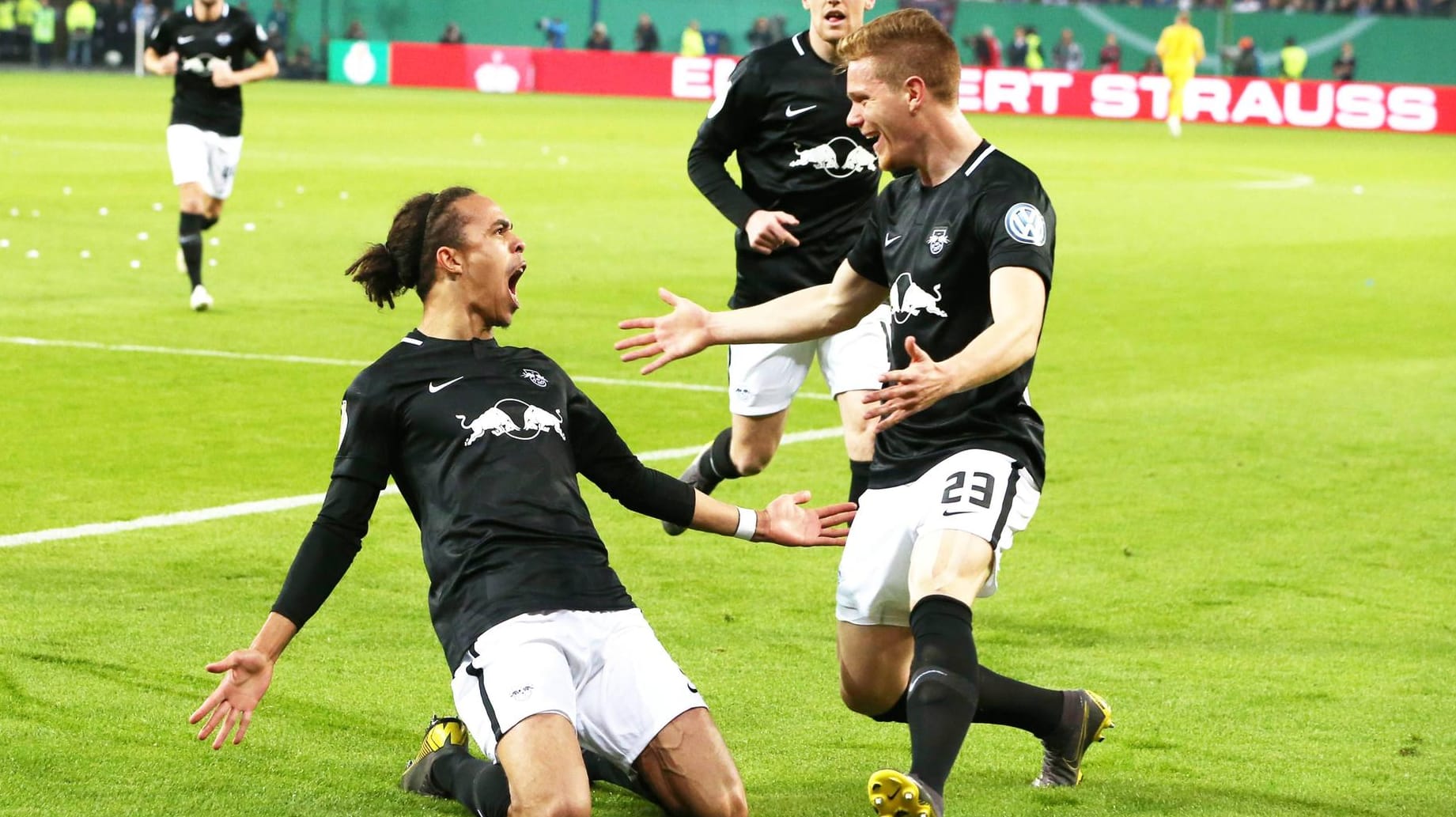 Leipzigs Yussuf Poulsen (l.) feiert seinen Treffer zum 1:0 mit Teamkollege Marcel Halstenberg.