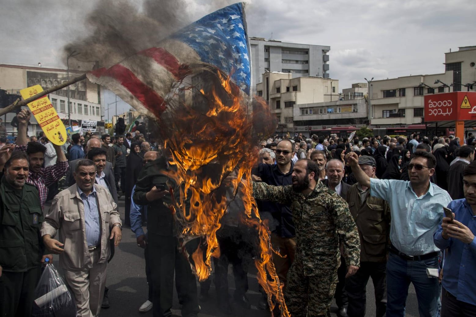 Eine Demonstration in Irans Hauptstadt Teheran: Der Streit zwischen den USA und dem Iran eskaliert weiter. Nun drohen die iranischen Revolutionsgarden (IRGC) mit einer Blockade der Straße von Hormus. (Symbolfoto)