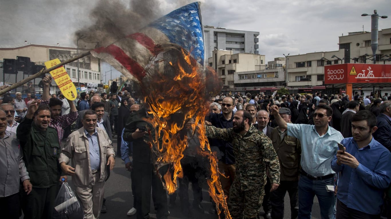 Eine Demonstration in Irans Hauptstadt Teheran: Der Streit zwischen den USA und dem Iran eskaliert weiter. Nun drohen die iranischen Revolutionsgarden (IRGC) mit einer Blockade der Straße von Hormus. (Symbolfoto)