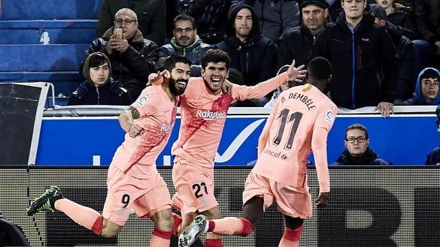 Carlos Alena (M) von Barcelona feiert seinen Treffer zum 0:1 in Alaves. Carlos Alena (M) von Barcelona feiert seinen Treffer zum 0:1 in Alaves.