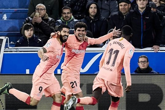 Carlos Alena (M) von Barcelona feiert seinen Treffer zum 0:1 in Alaves.