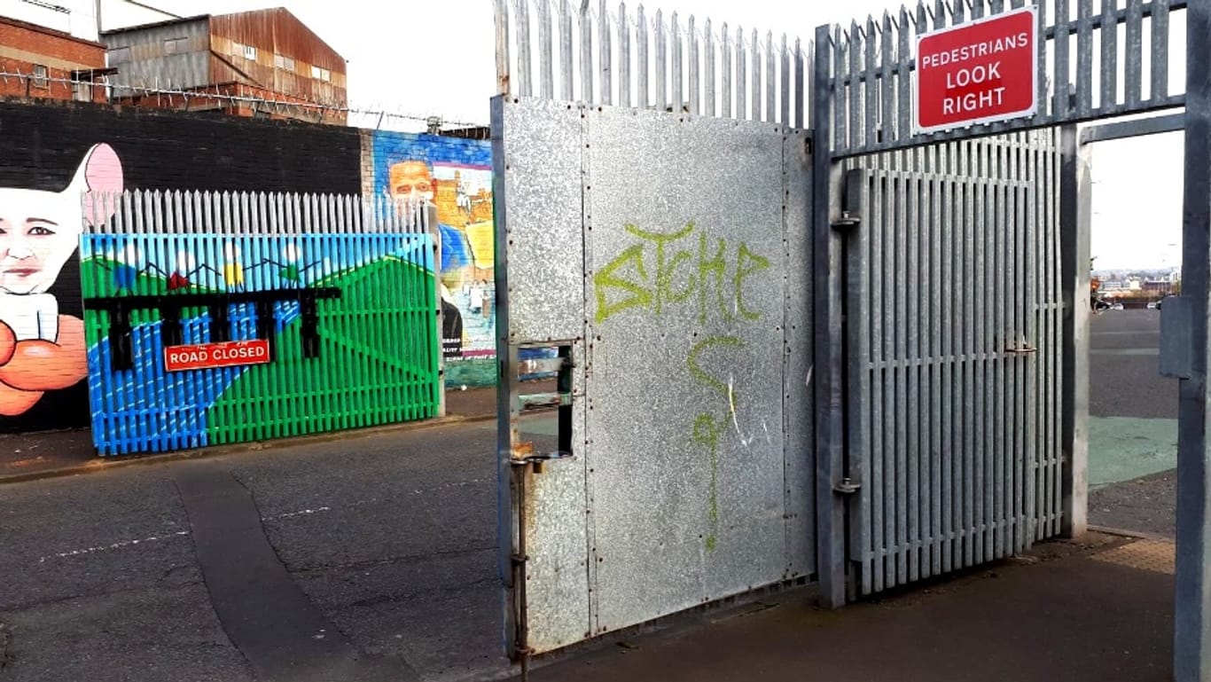 Durchgang an der Peace Wall in Belfast.