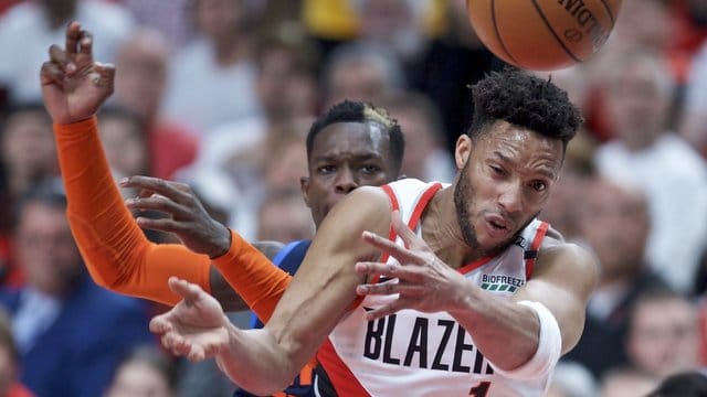 Oklahomas Dennis Schröder hat gegen Portlands Evan Turner das Nachsehen. Oklahomas Dennis Schröder hat gegen Portlands Evan Turner das Nachsehen.