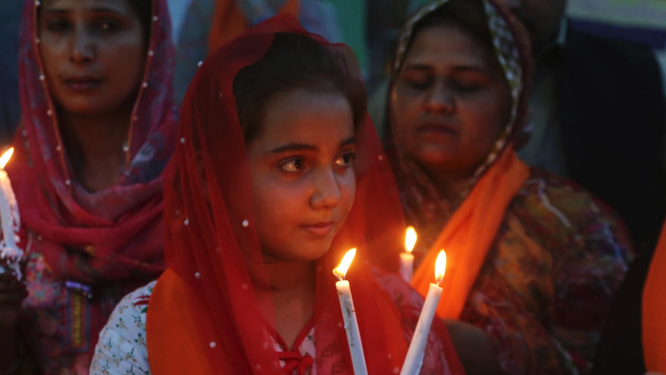 Im pakistanischen Lahore beten Frauen für die Opfer des Terrors in Sri Lanka: Dort haben die Behörden 18 weitere Personen festgenommen.