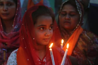 Im pakistanischen Lahore beten Frauen für die Opfer des Terrors in Sri Lanka: Dort haben die Behörden 18 weitere Personen festgenommen.