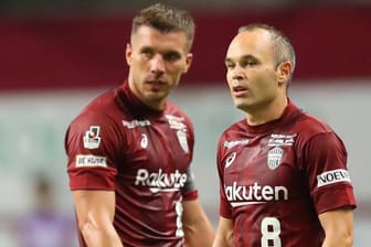 Vorgänger und Nachfolger: Andres Iniesta (r.) übernimmt bei Vissel Kobe das Kapitänsamt von Lukas Podolski.