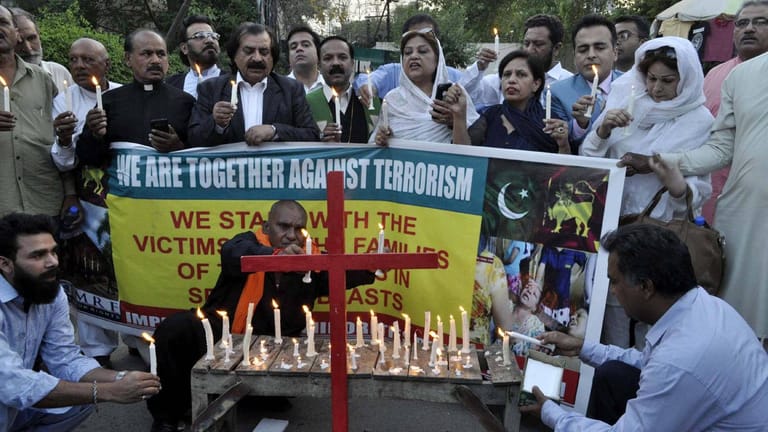 Pakistaner gedenken der Opfer von Sri Lanka.