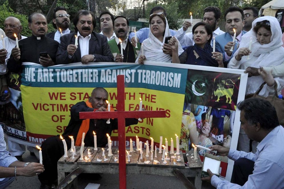 Pakistaner gedenken der Opfer von Sri Lanka.