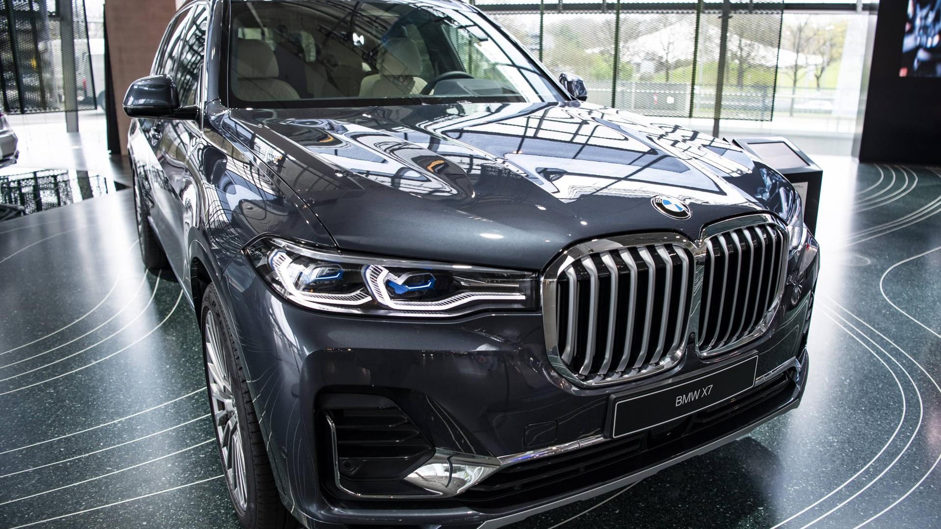 BMW X7: Für einen Aufpreis von nominell rund 15.000 Euro gegenüber dem technisch eng verwandten X5 gibt es 25 Zentimeter mehr Auto.